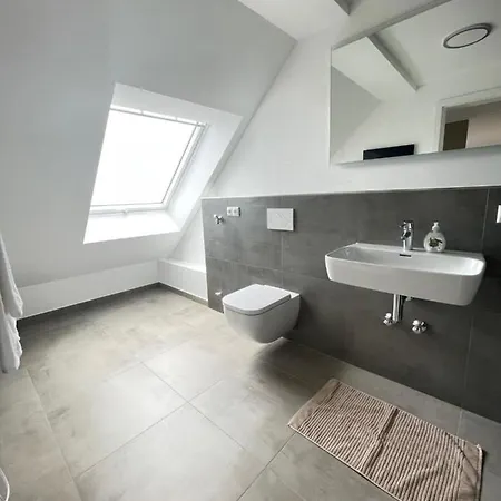 Gaestehaus Hirsch 93 *